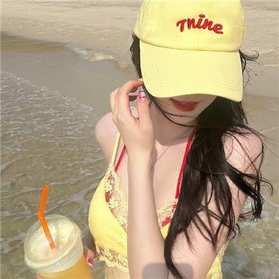 公园里的女孩封面